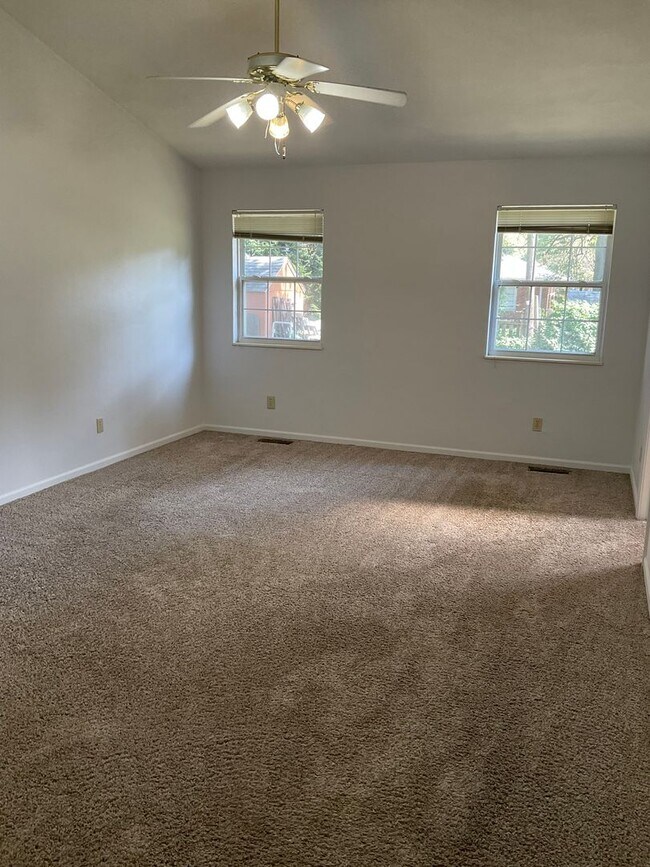 Building Photo - 1829 Spruce Hill Dr