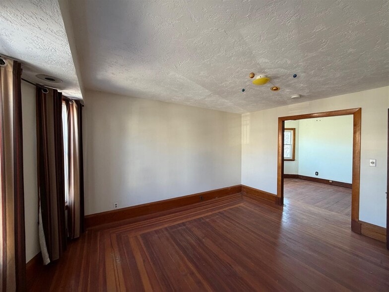 Building Photo - 1040 Broadway