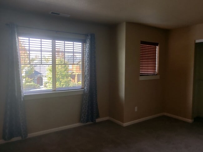 Building Photo - Freshly updated 4 bedroom 2.5 bath, two st...