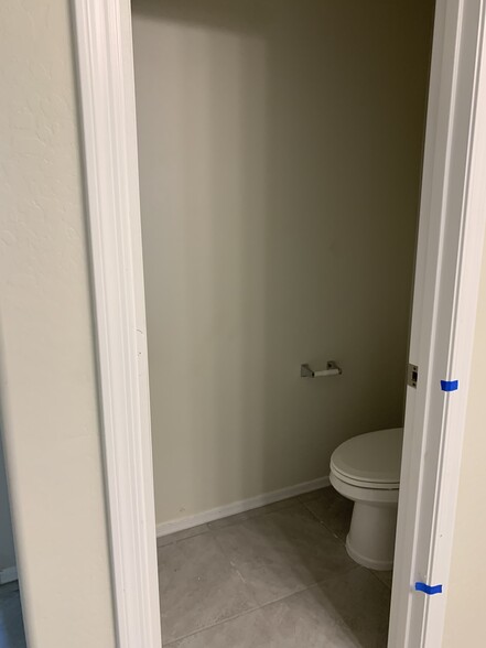 Master Toilet - 1025 W Falls Canyon Dr