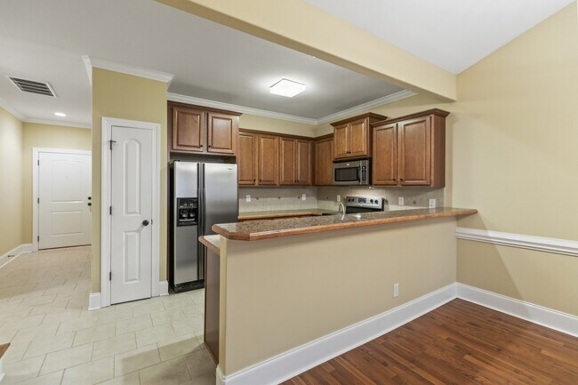 Building Photo - 1624 Brook Hollow Dr