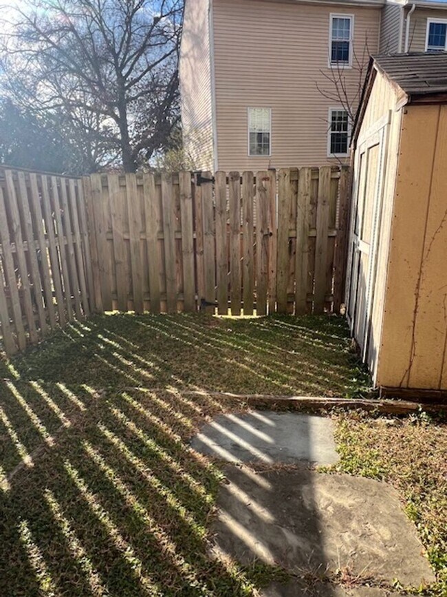 Building Photo - 3 LEVEL TOWNHOME IN GUNNERS LAKE VILLAGE