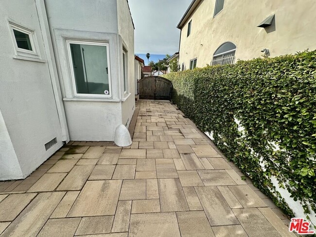 Building Photo - 128 S Swall Dr