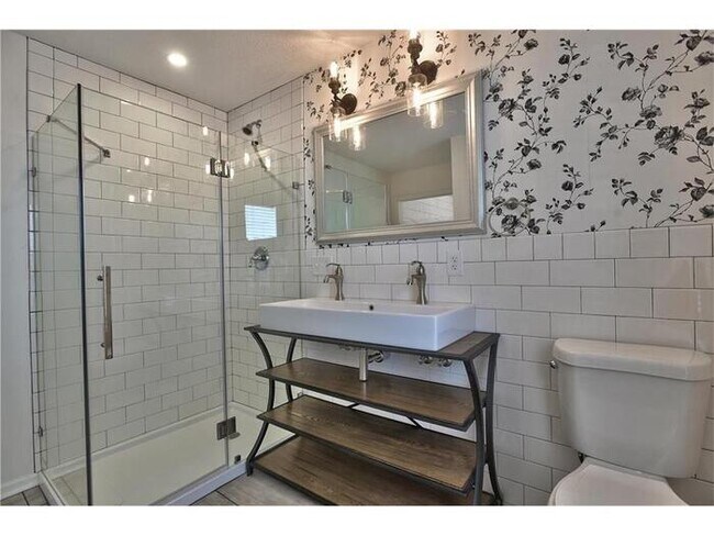 Building Photo - Beautiful Waldo Property - First Floor Living