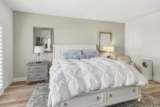 Building Photo - 289 Vista Royale Cir W