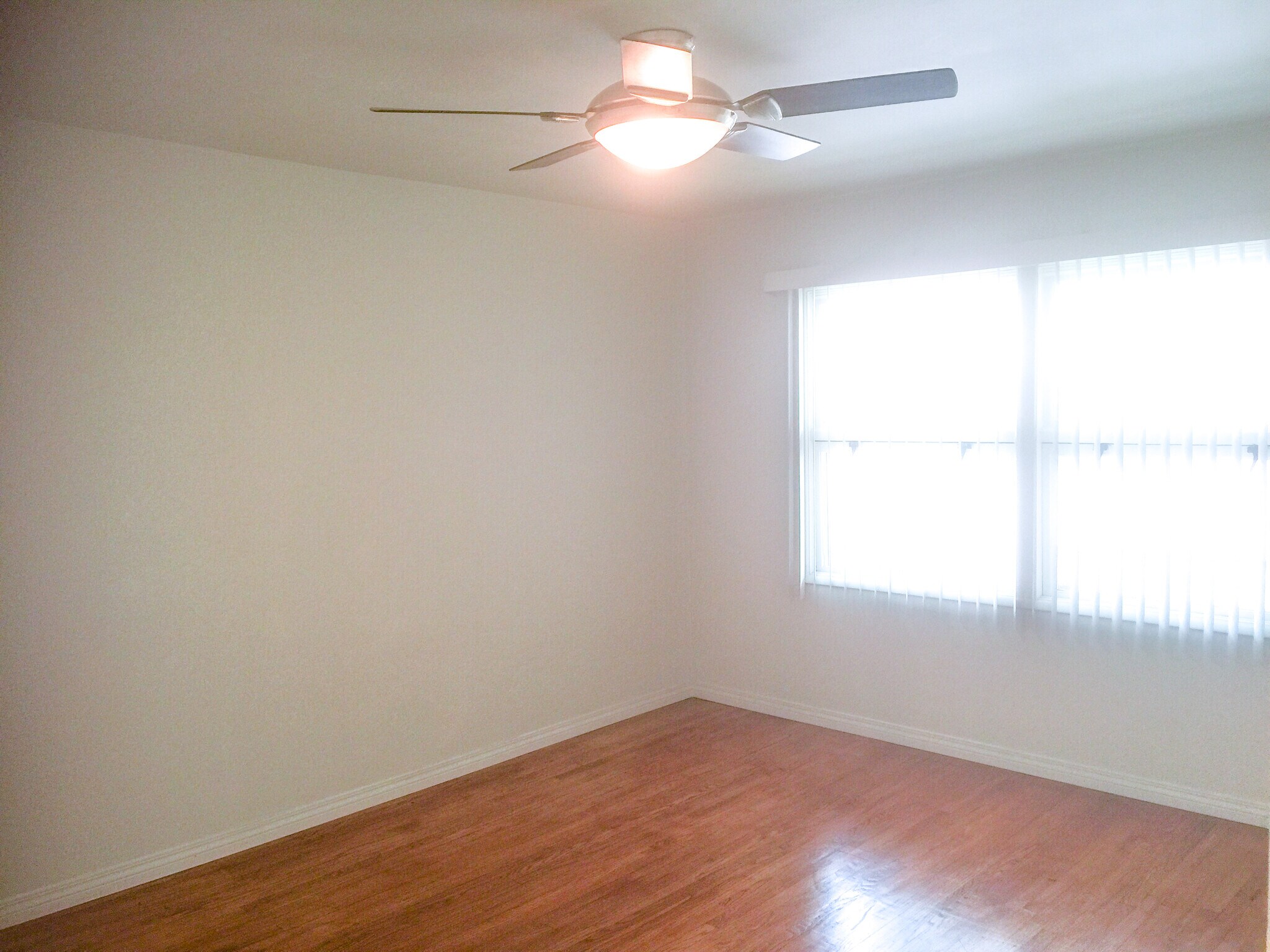 Building Photo - 933 E 1st St