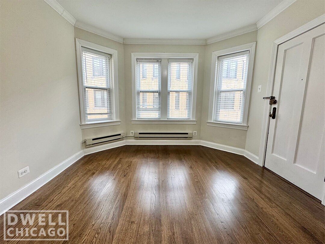 Building Photo - 3825 N Greenview Ave