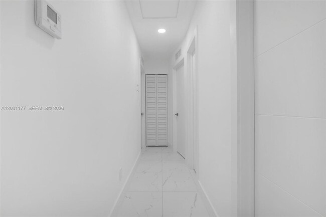 Building Photo - 810 SW 14th Ct