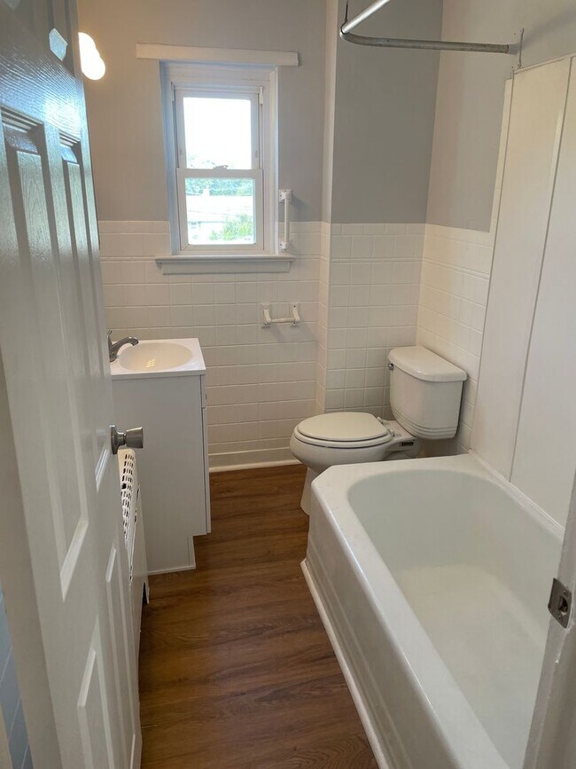 Building Photo - Aston 2 bed 1 bath apartment