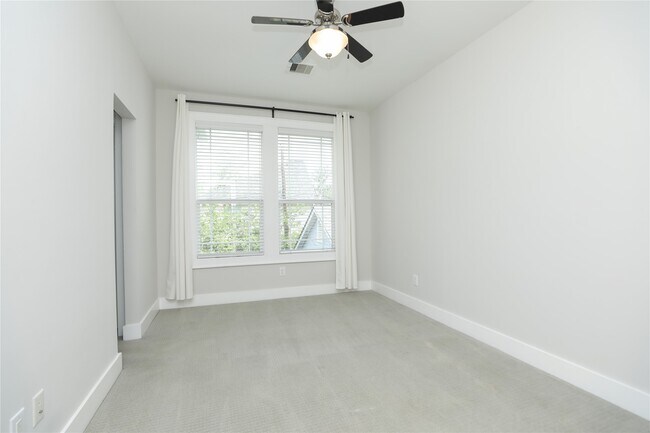 Building Photo - 843 E 28th St