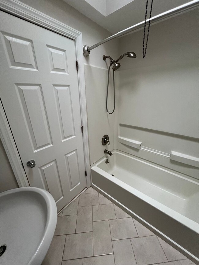 Building Photo - Charming 3-bedroom, 1-bathroom home locate...