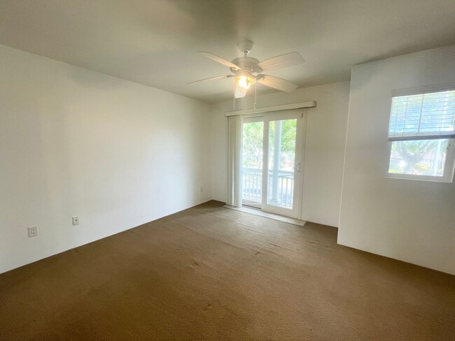 Building Photo - 3 BD/ 3 BA Townhome W/ Solar- Available no...