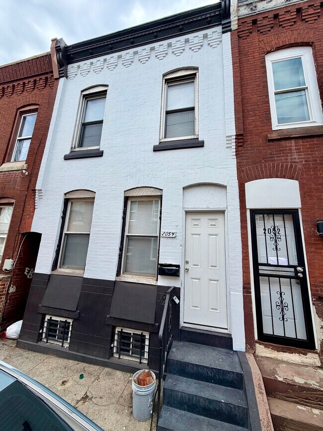 Building Photo - 2054 E Stella St