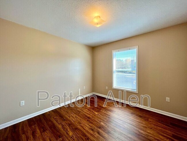 Building Photo - 8 Zell Ln