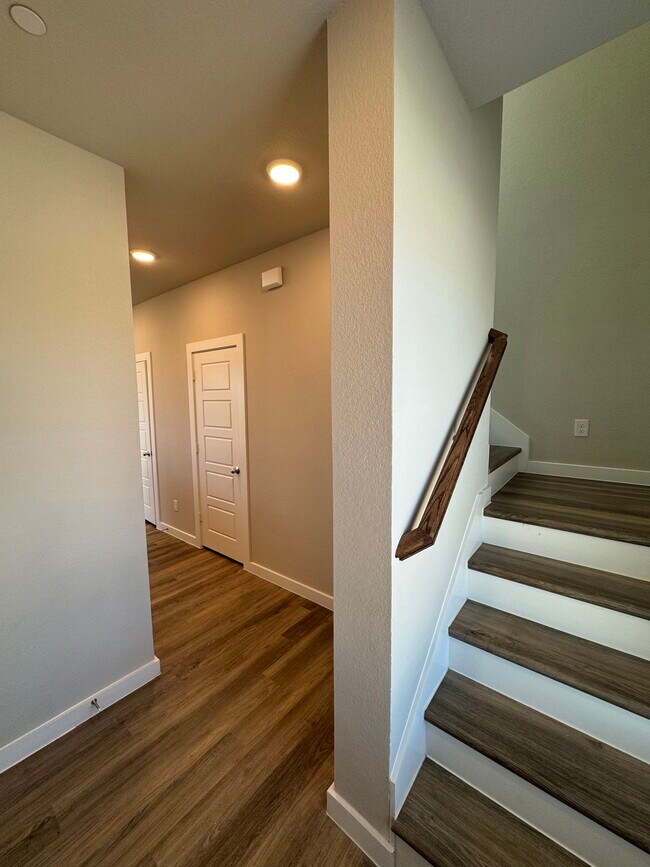 Building Photo - 200 White Water Dr