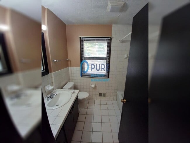 Building Photo - Beautiful Burnsville 3 Bedroom / 2 Bath Ho...