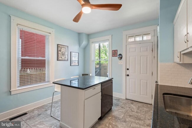 Building Photo - 153 E Ross St