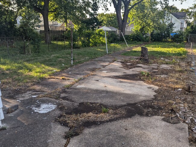 Building Photo - 410 W 23rd St