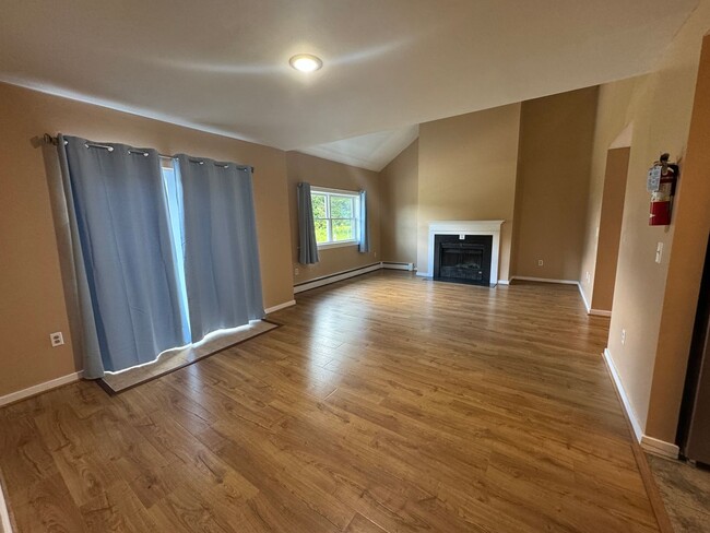 Building Photo - Spacious 3-Bedroom 3 Bath Condo on Ascutne...