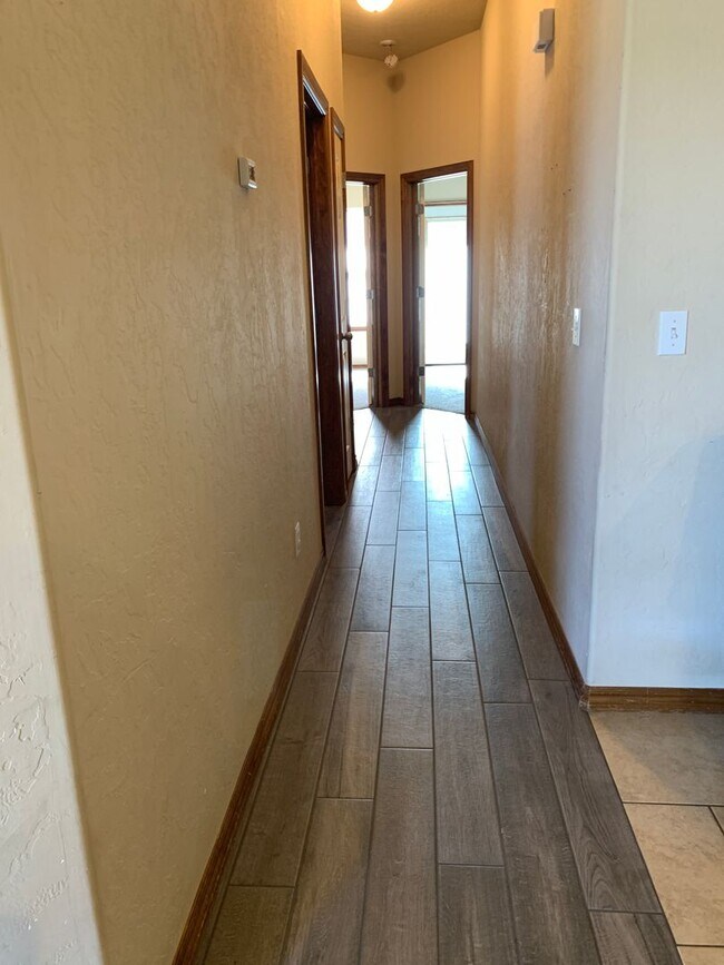 Building Photo - 3 bedroom, 2 bathroom, 2 car garage