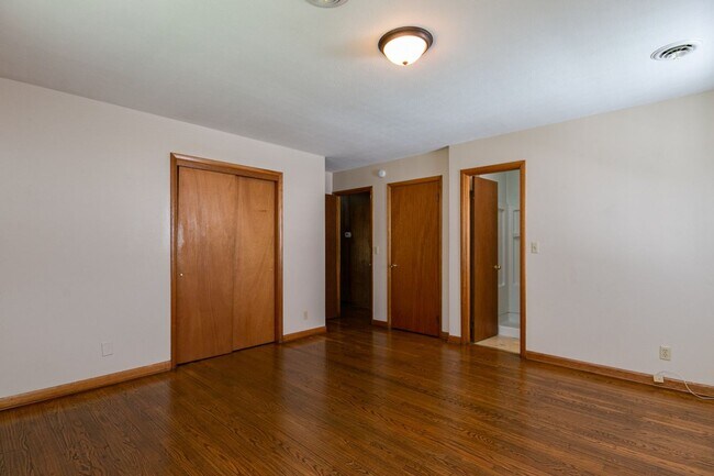 Building Photo - #6 Bedroom House with Awesome Yard Plus Ga...
