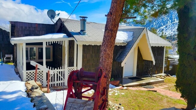 Building Photo - Adorable 2 bed 1 bath home with great views!