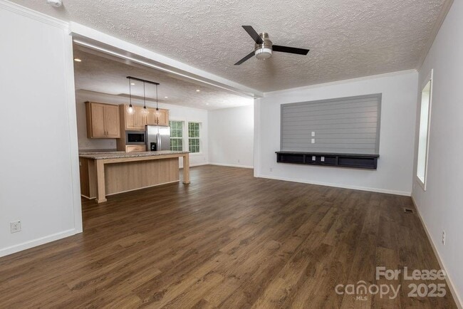 Building Photo - 2070 Travis Rd