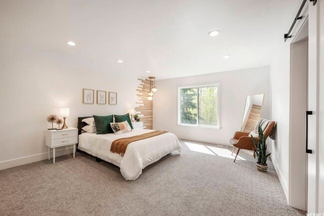 Building Photo - Designer Prospector Townhome