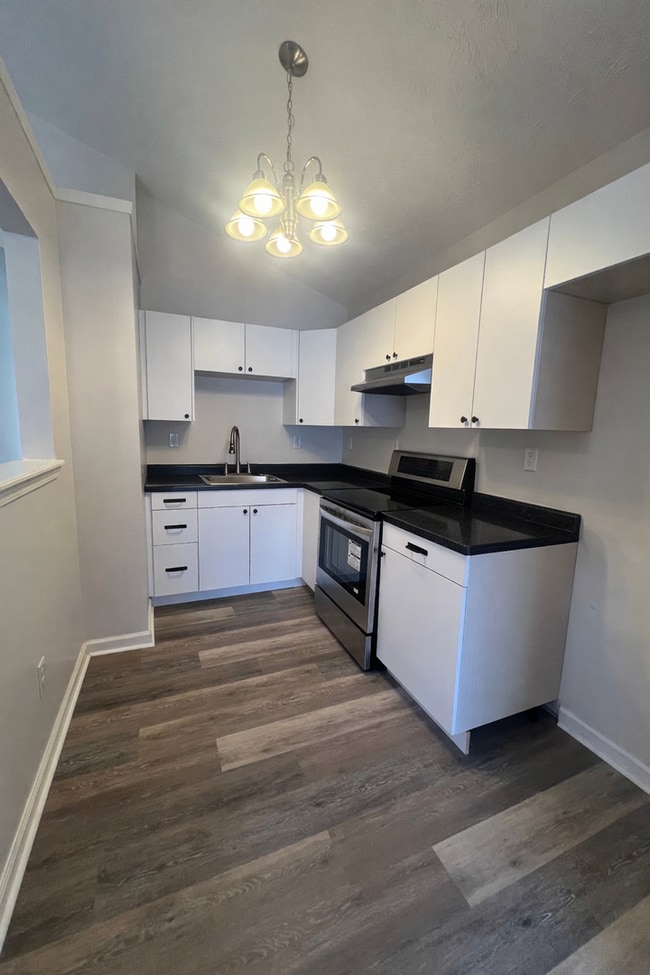 Building Photo - Spacious 3 Bedroom