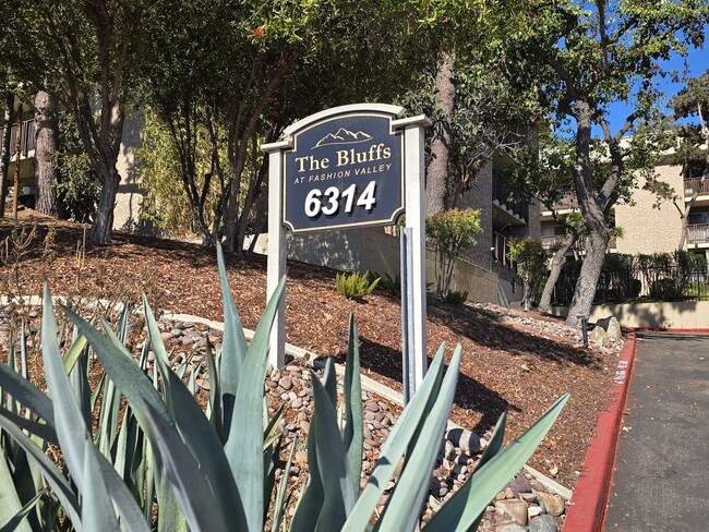 Primary Photo - Updated Two Bedroom Condo in Fashion Valle...