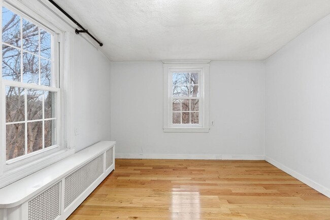 Building Photo - 16 Floyd St