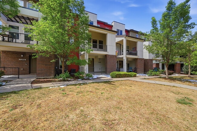 Building Photo - $2,495.95, Two Bedroom, 2.5 bathroom Townhome in Broomfield