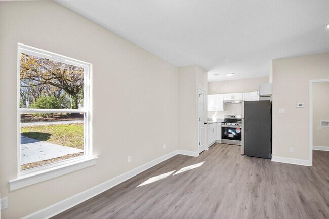 Building Photo - 1523 S Cedar St