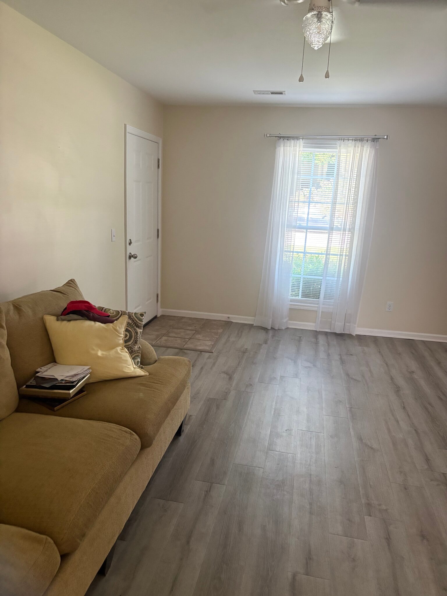 Living Room - 416 N Green St