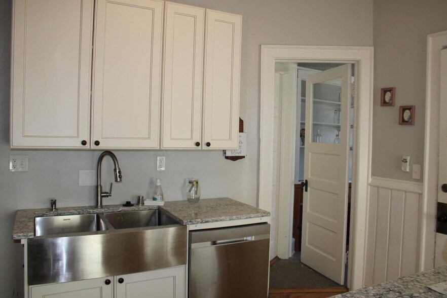 Kitchen4 - 2909 N Farwell Ave