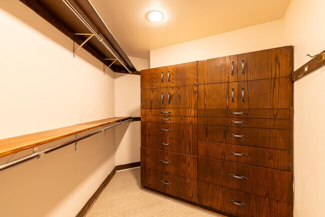 Building Photo - 1240 E Donges Ct