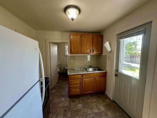 Building Photo - 1 Bedroom house on large lot in quiet neig...