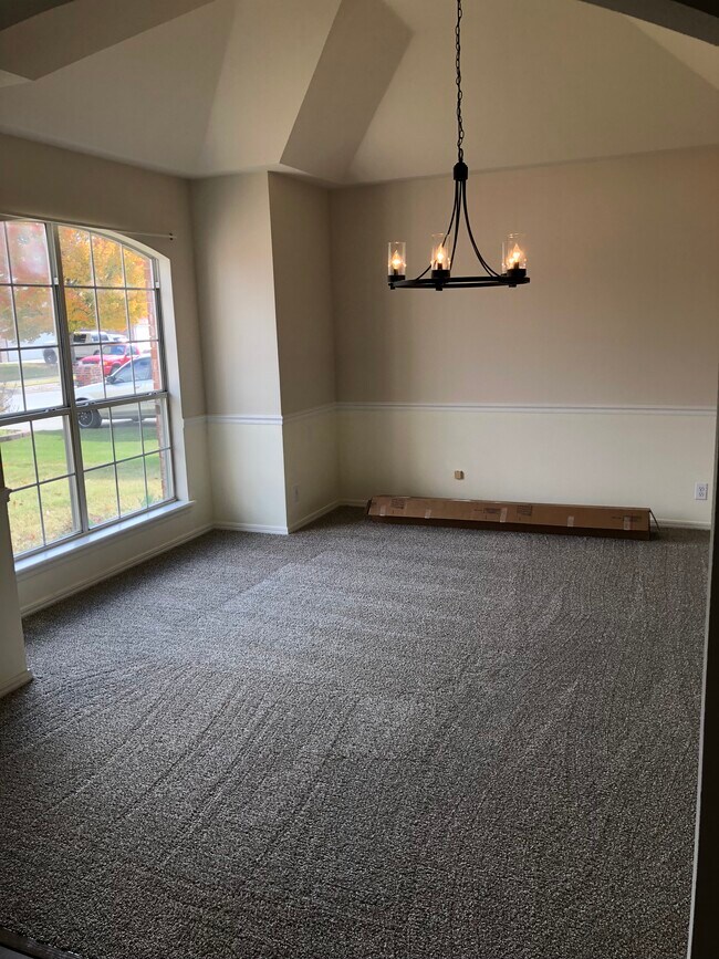 front dining/office/living room space - 800 N Laurel Ave