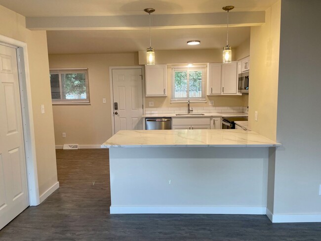 Building Photo - Newly Remodeled 2 Bed 1 Bath Home