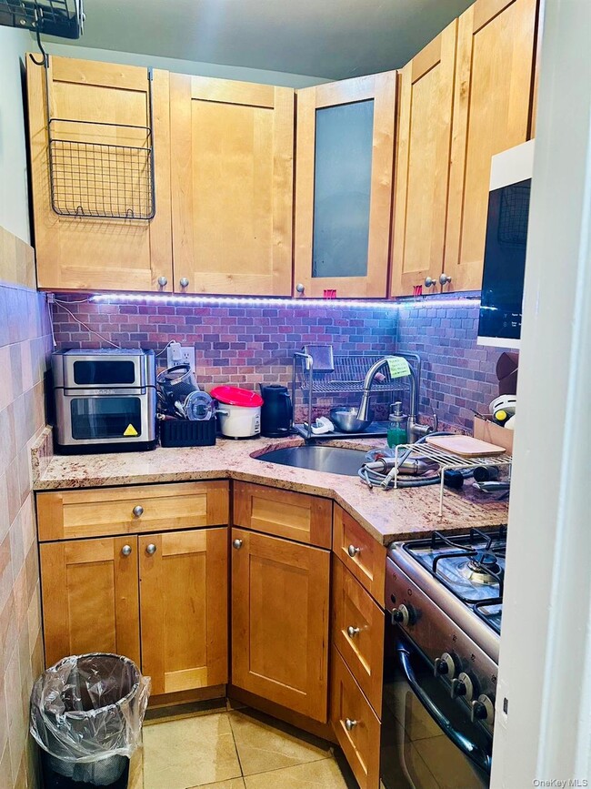 Building Photo - 240 E 35th St