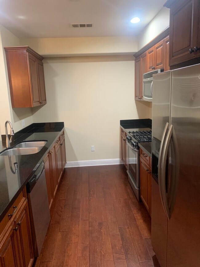 Kitchen profile view - 5037 Rosewood Ave