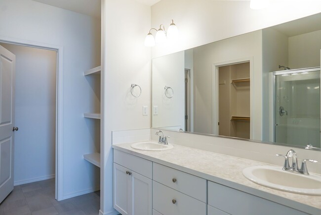Building Photo - Charming and Exceptionally Clean, 3 Bedroom