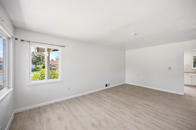 Building Photo - $2,640.95- 4 Bed, 2 Bath Home in Denver with Patio Space and In Unit Laundry!