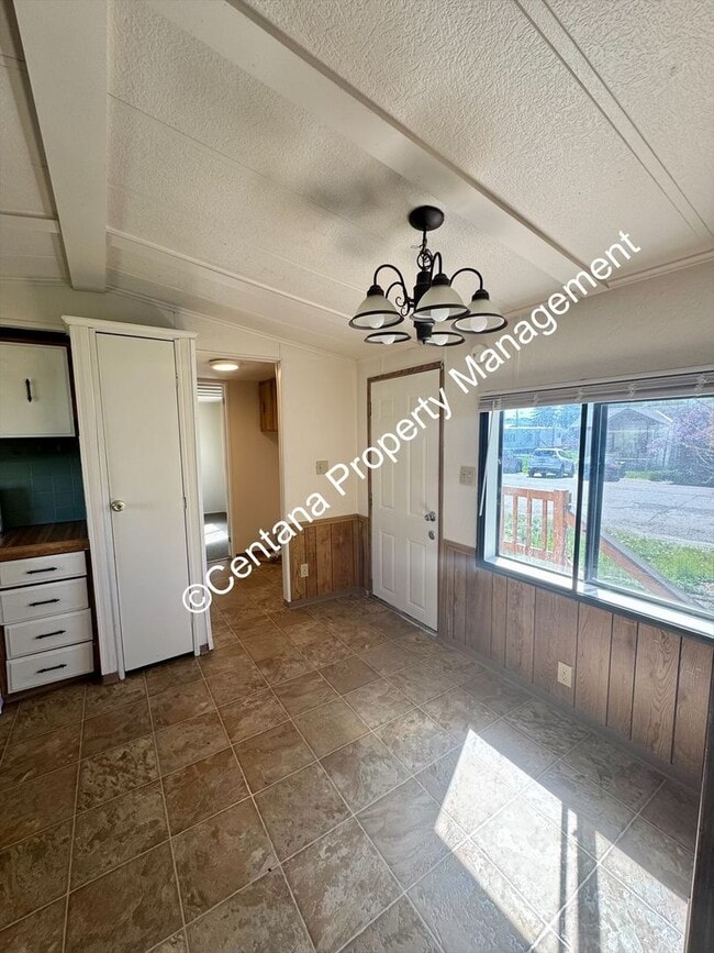 Building Photo - 3 Bedroom 2 Bath Home