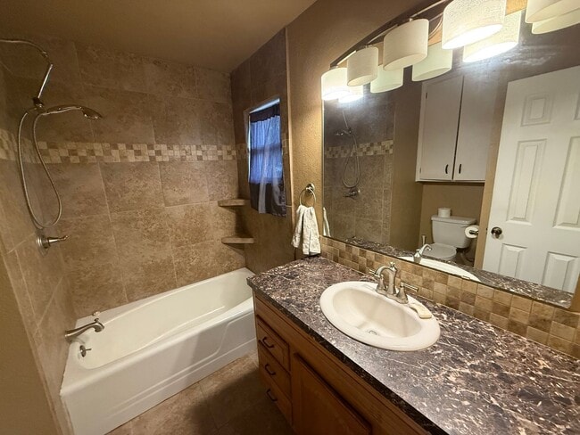 Building Photo - Cozy 3 BDR Home Located in the Sandia Scho...
