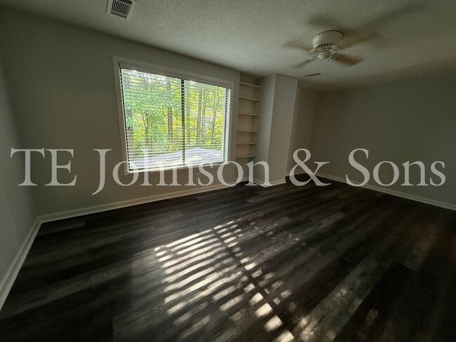 Building Photo - Cozy & Stylish 2BR Home with Fireplace, Su...