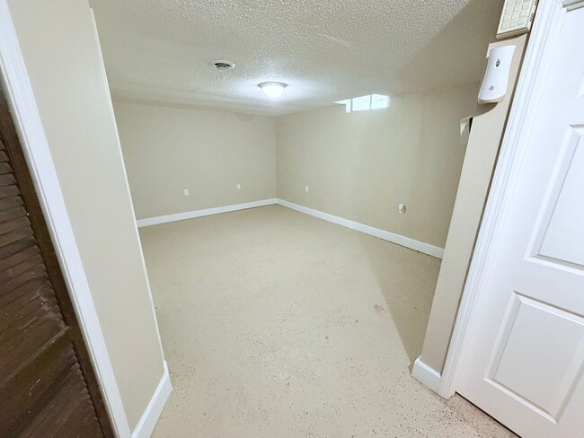 Building Photo - 2 bed and 2 bonus rooms!!