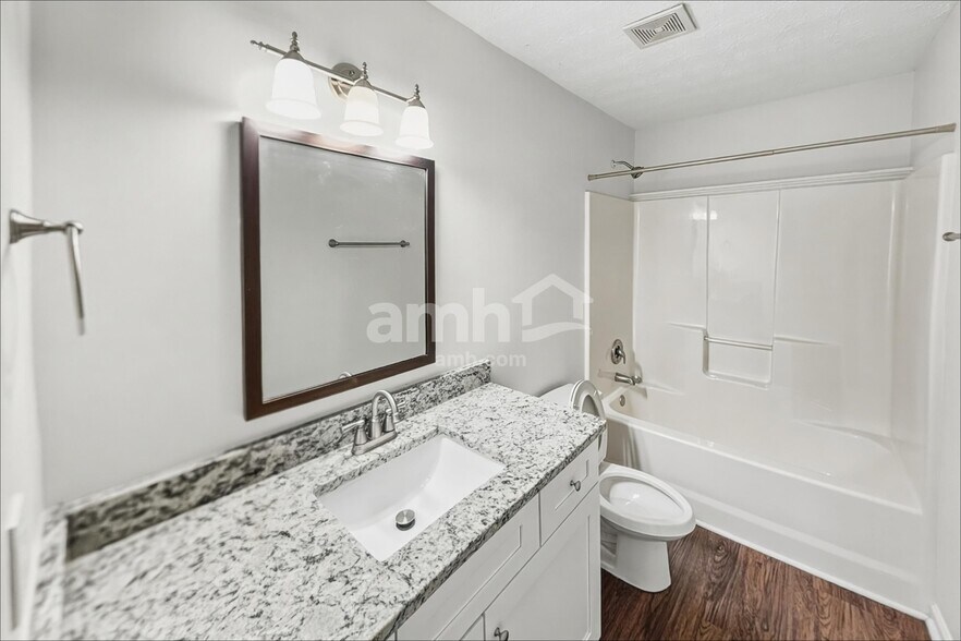 Building Photo - 1772 N Oak Dr
