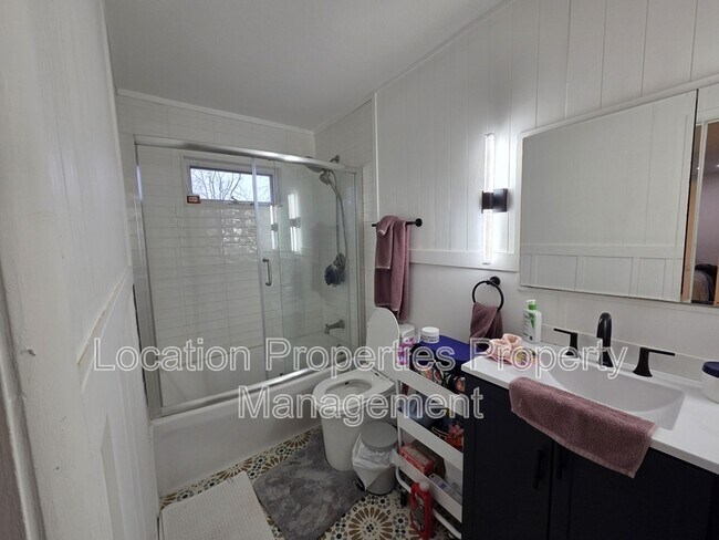 Building Photo - 1311 W 19th Terrace