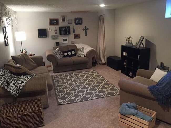 Building Photo - Aksarben/UNO 4 bed 2 bath with gas firepit 2 car